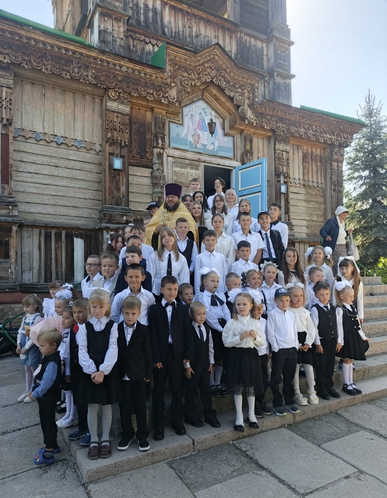 В Троицкой школе состоялся молебен на начало учебного года и праздничная линейка